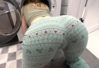 Chịch cô bạn cùng phòng mông căng bị kẹt cứng trong máy giặt